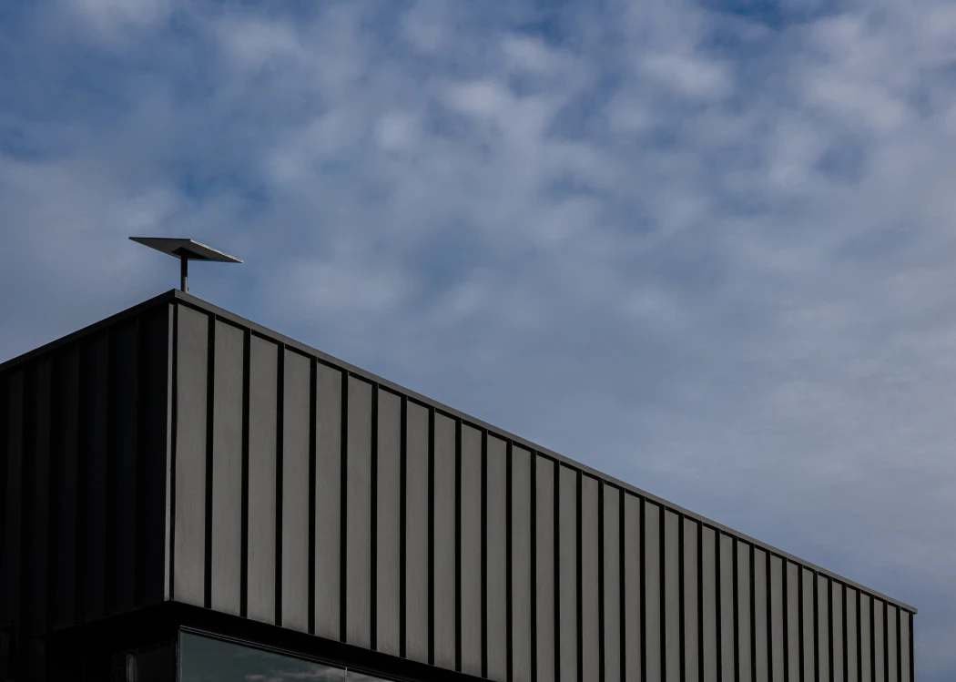 Toit d'un bâtiment commercial équipé d'une antenne Starlink, illustrant une installation professionnelle pour entreprises.