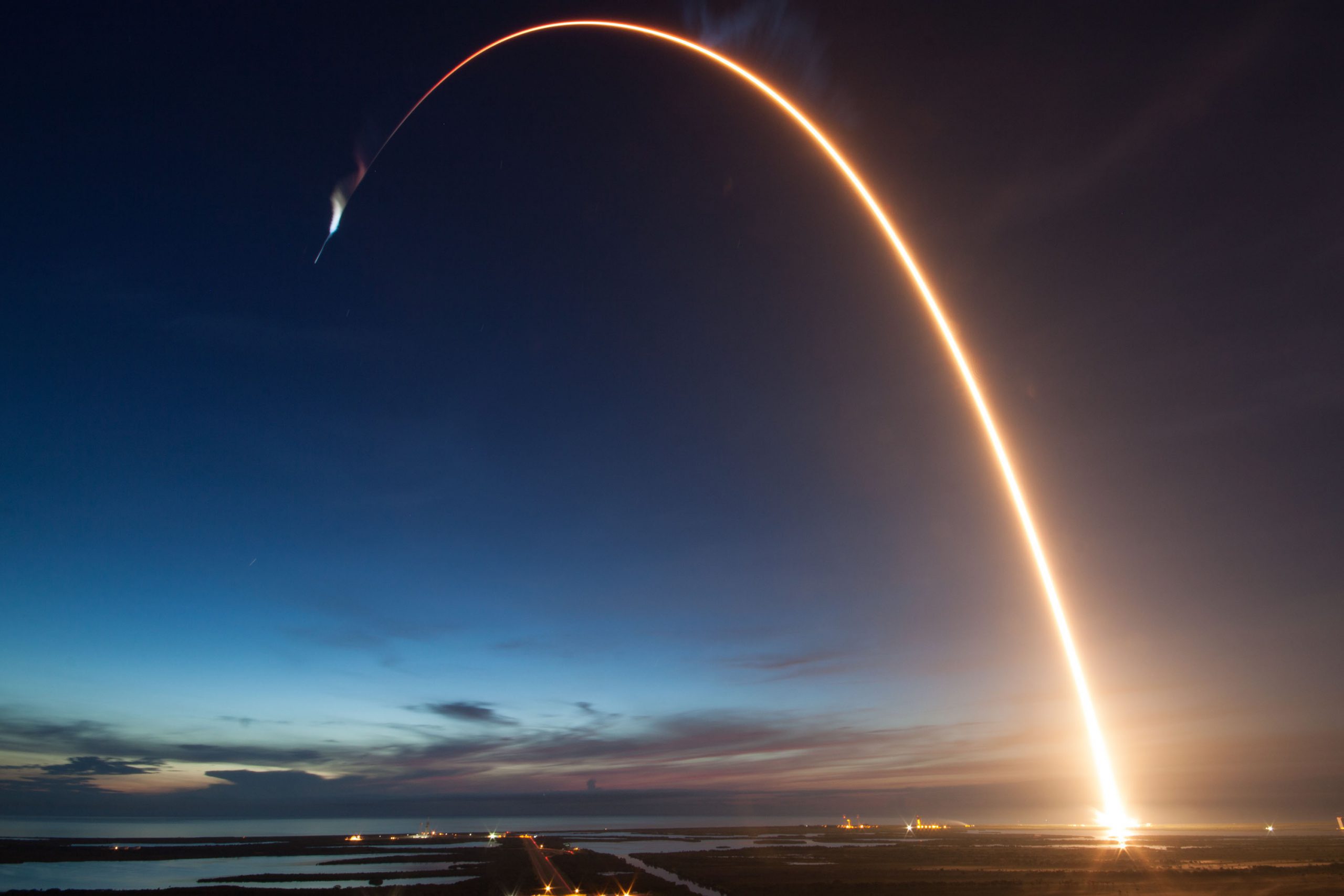 Lancement d'une fusée, symbolisant l'innovation et la fiabilité des services Starlink installés par notre équipe en Suisse