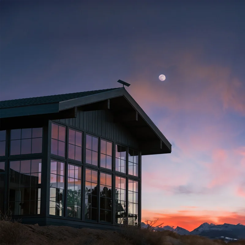 Maison moderne en Suisse équipée d'une antenne Starlink, installée pour une connexion internet rapide et stable