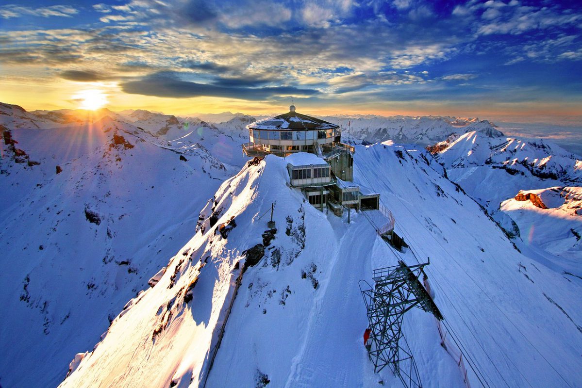 Bâtiment en altitude dans les montagnes suisses, équipé de solutions Starlink pour offrir une connexion fiable aux entreprises.