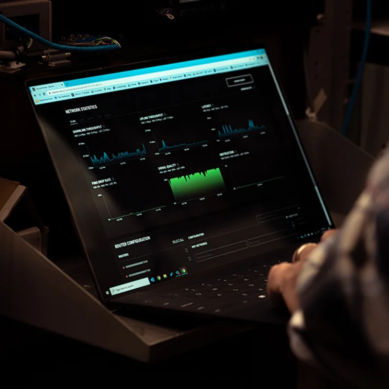 Écran d'ordinateur affichant les statistiques réseau d'une installation Starlink professionnelle pour une entreprise