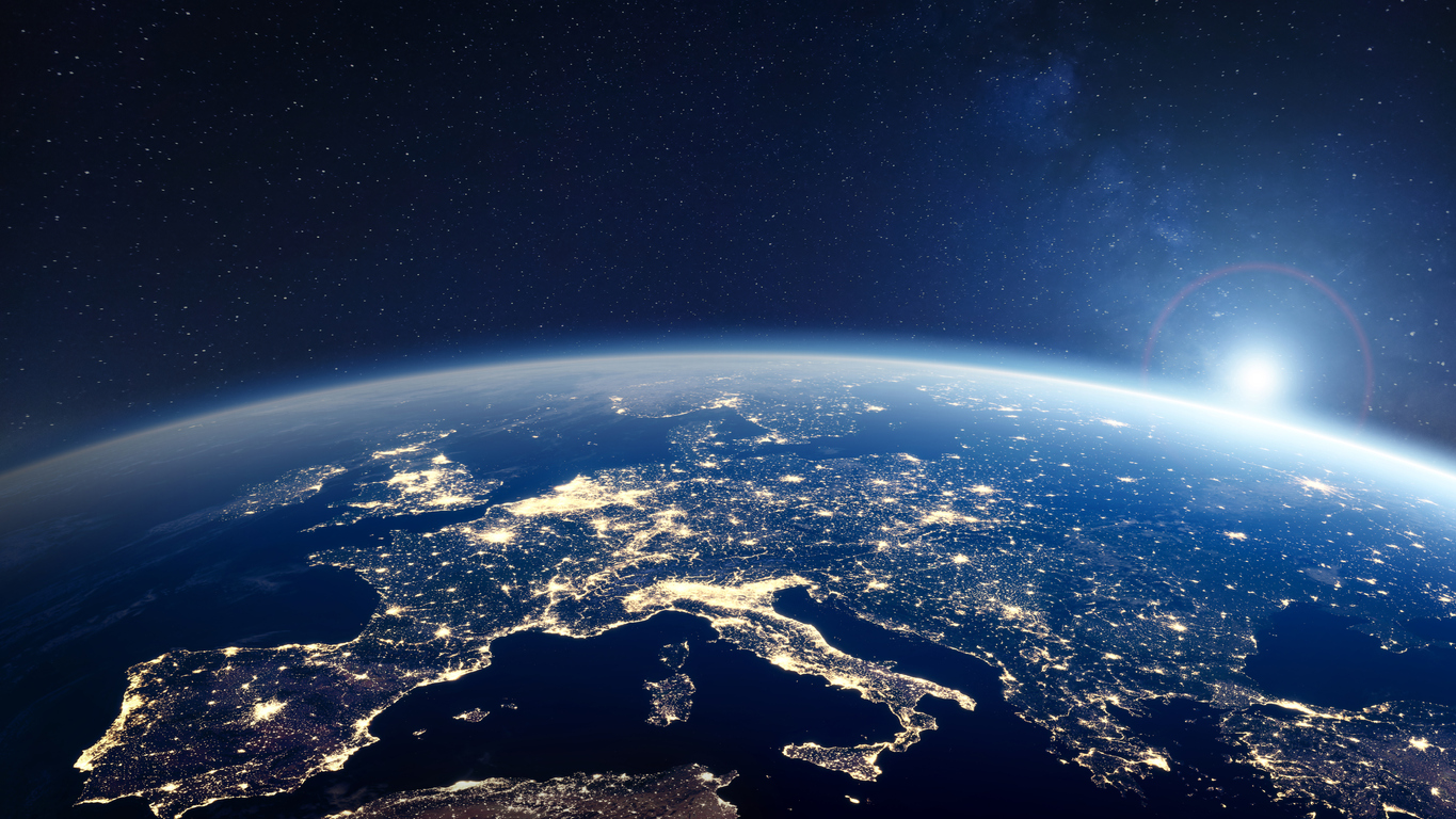 Vue satellite de la Terre avec une installation Starlink réalisée par nos experts, connectant efficacement les zones isolées.
